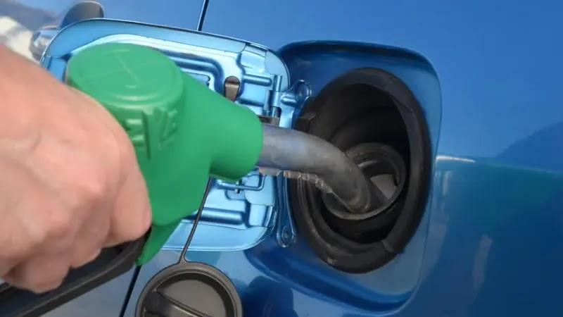 ¡Todos los fluidos del coche en el depósito de gasolina!