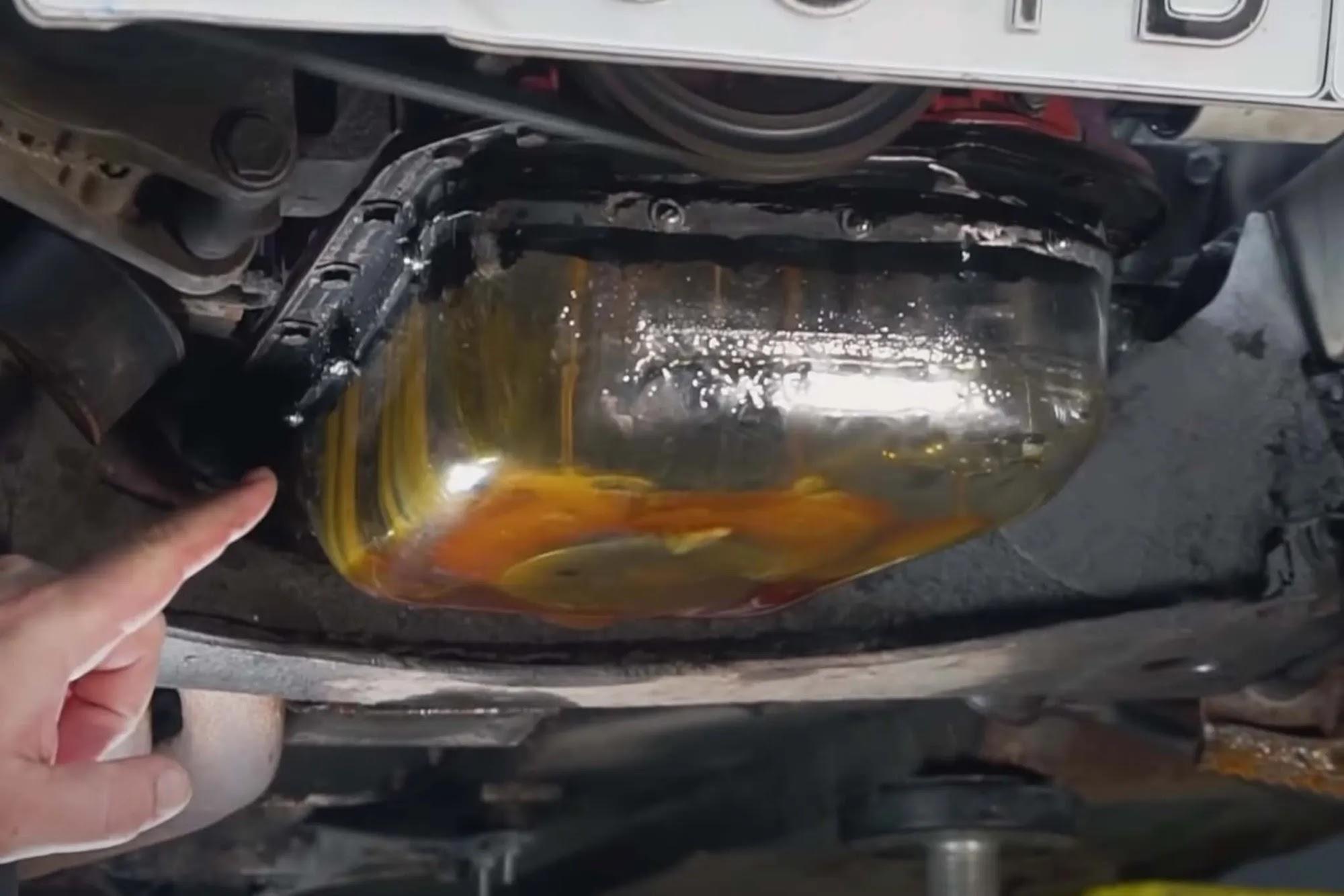El cárter de aceite y la válvula transparentes le permiten ver el motor en funcionamiento