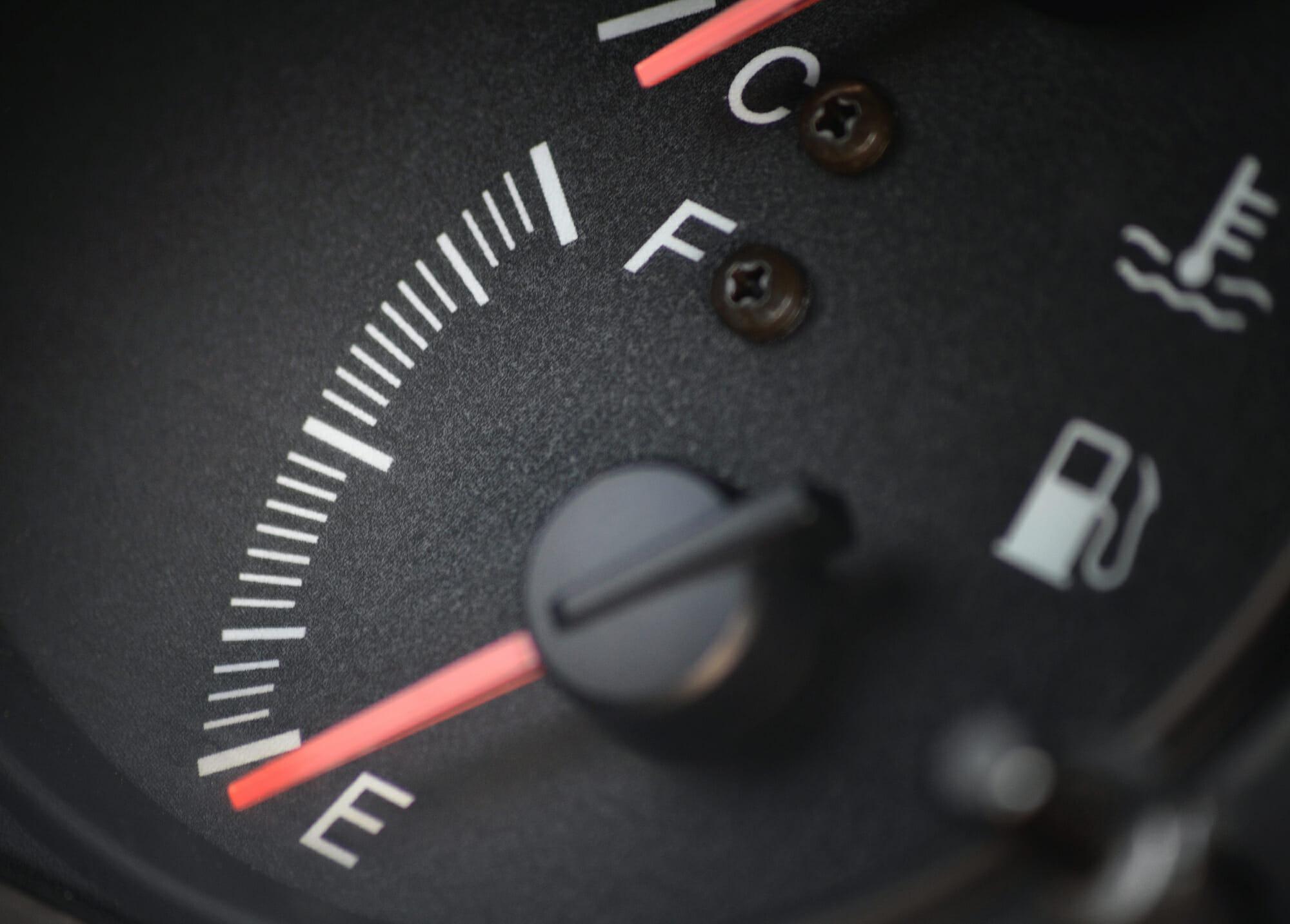 Indicador de combustible en el tablero del automóvil