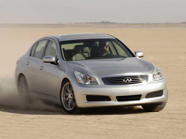 Infiniti G2008 35 plateado a la deriva en la arena