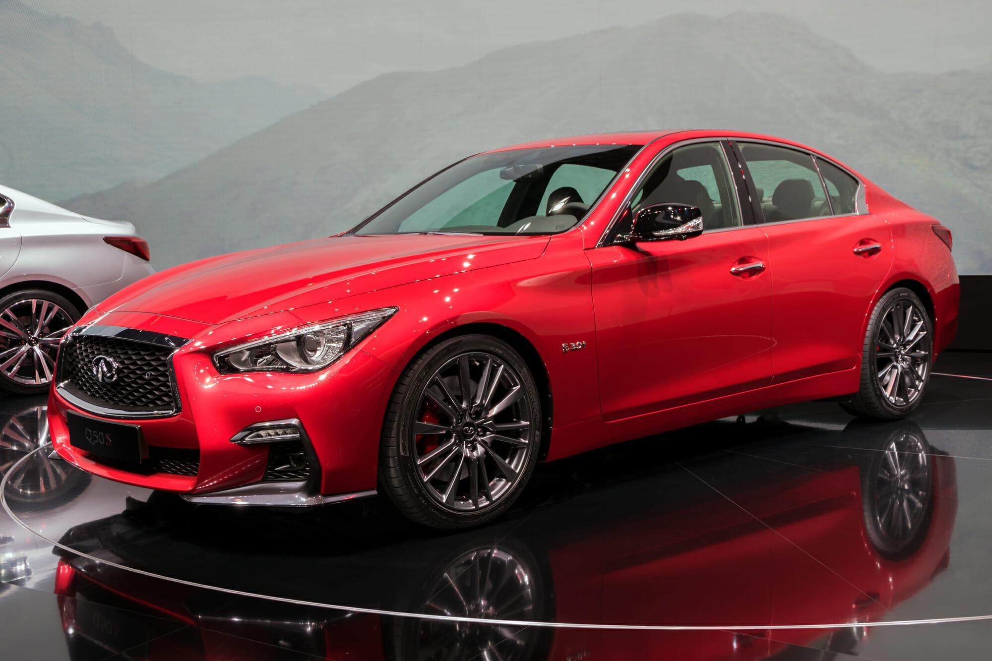Infiniti Q2018 50 rojo desde el lado del conductor delantero