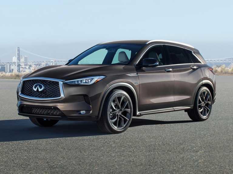 Infiniti QX2020 50 marrón desde el lado del conductor delantero