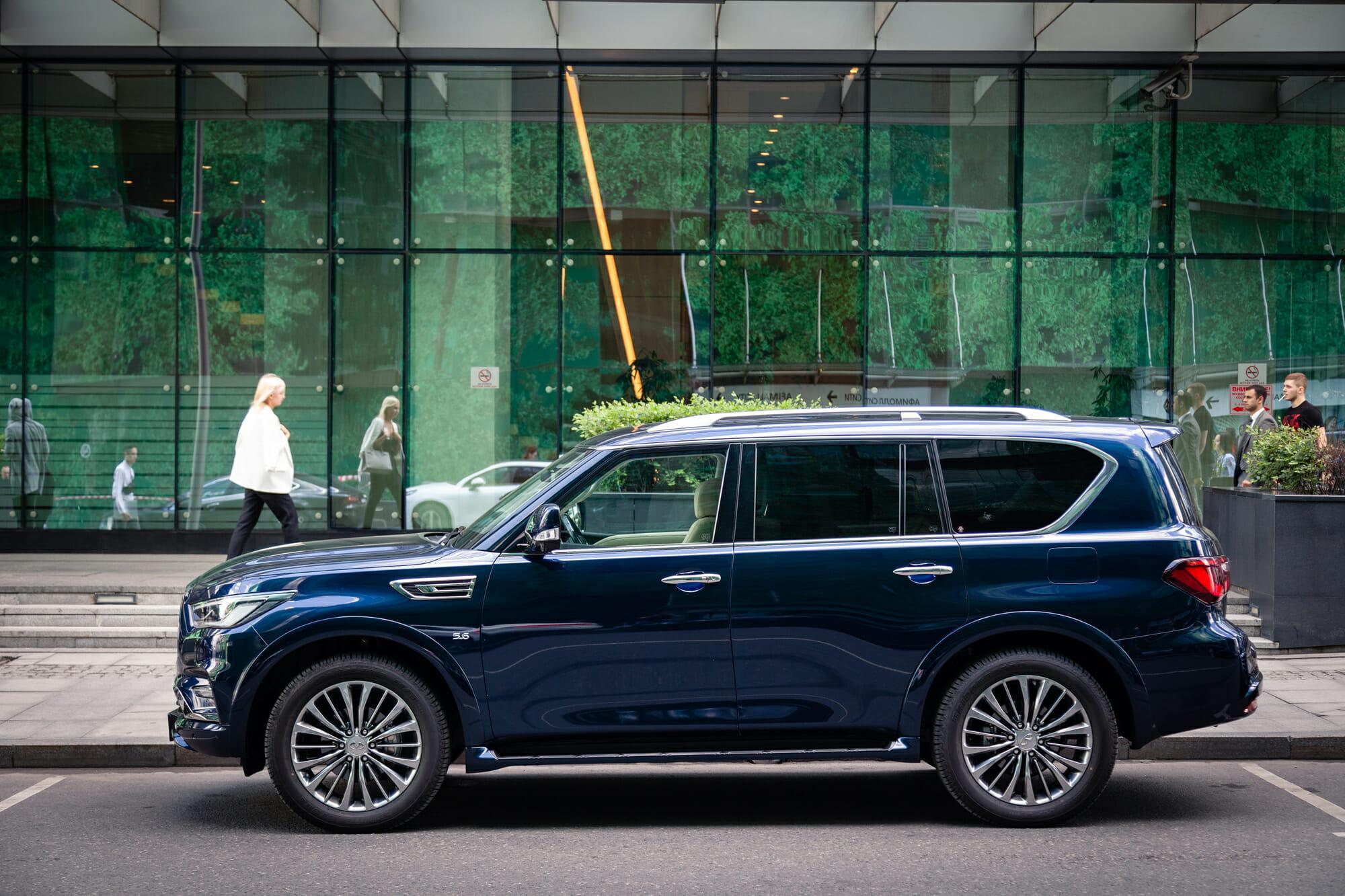 Infiniti QX80 azul desde el lado del conductor