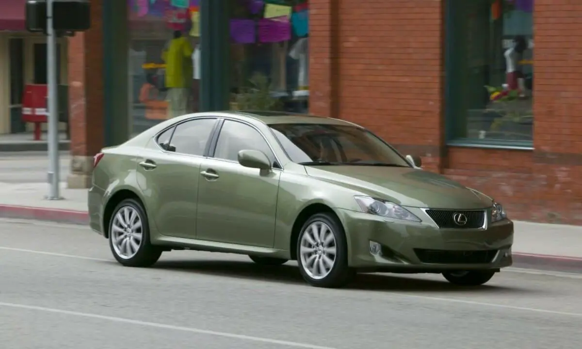 IS2006 verde 350 en movimiento en las calles de la ciudad - Historia del vehículo