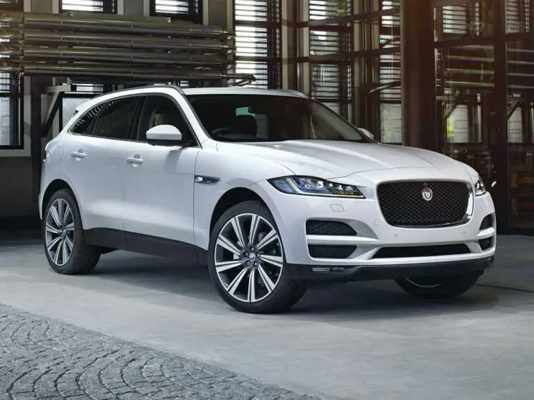 Jaguar F-PACE 2020 blanco desde el lado del pasajero delantero