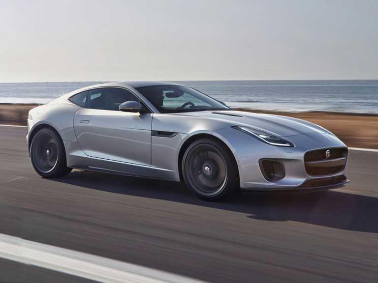 Jaguar F-Type 2020 plateado en movimiento