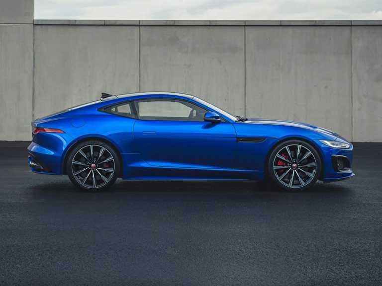 Jaguar F-Type azul desde el lado del pasajero