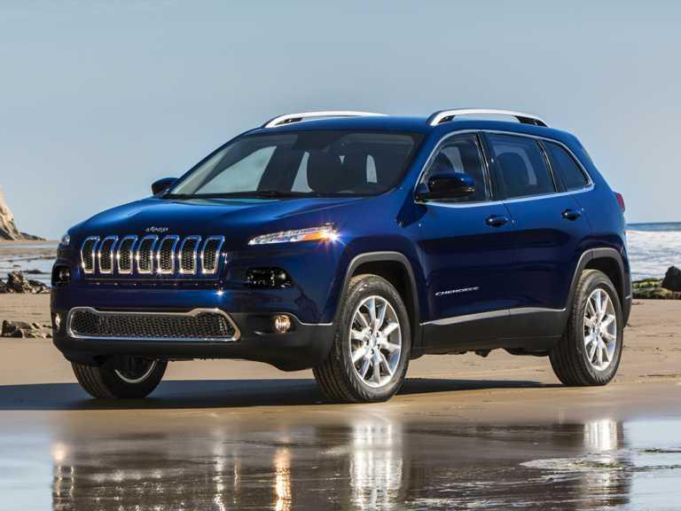 Jeep Cherokee 2017 azul en la playa