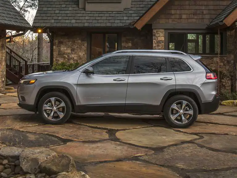 Jeep Cherokee 2019 gris desde el lado del conductor