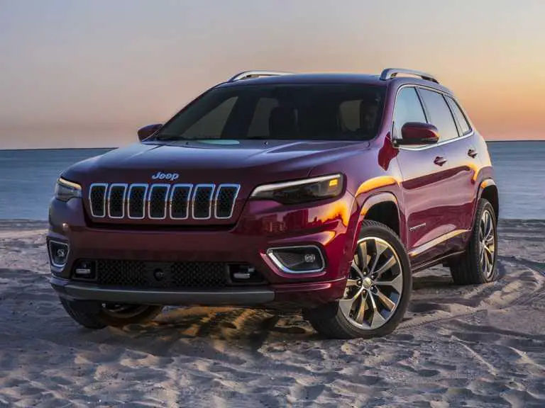 Jeep Cherokee 2020 rojo en la playa