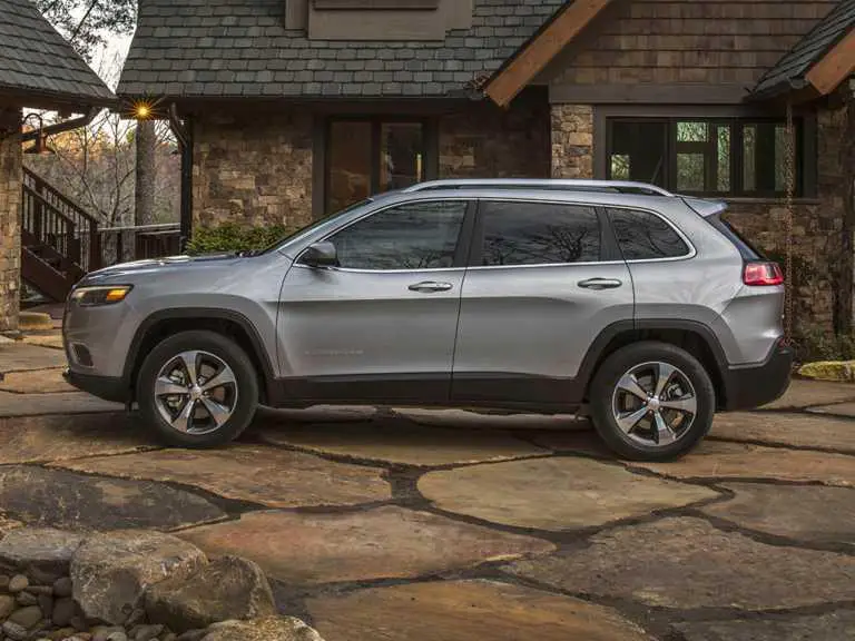 Jeep Cherokee 2021 gris desde el lado del conductor