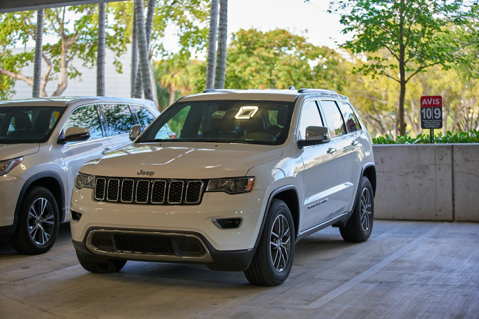 Jeep Cherokee blanco desde el lado del conductor delantero