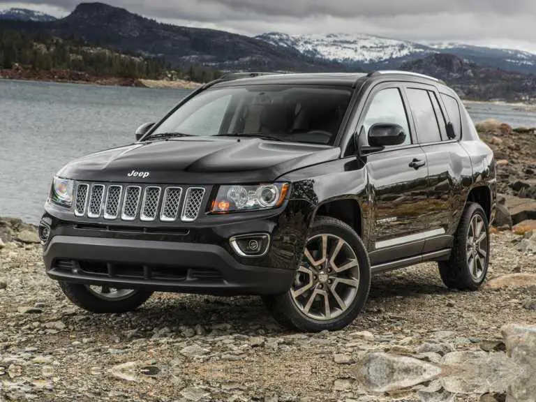 Jeep Compass 2017 negro con vista al lago