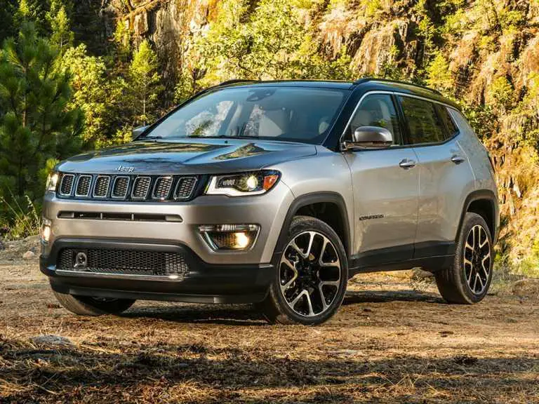 Jeep Compass 2020 gris desde el lado del conductor delantero