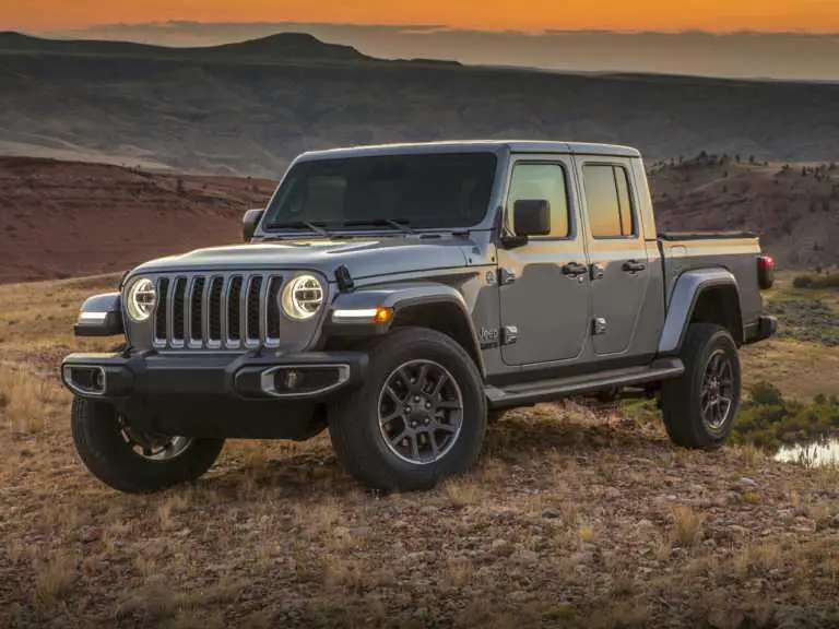 Jeep Gladiator 2020 gris desde el lado del conductor delantero