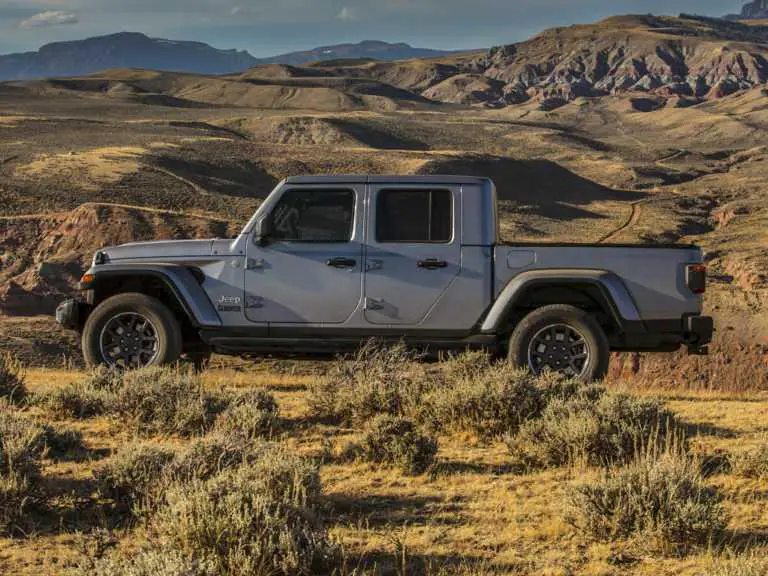 Jeep Gladiator 2020 gris desde el lado del conductor