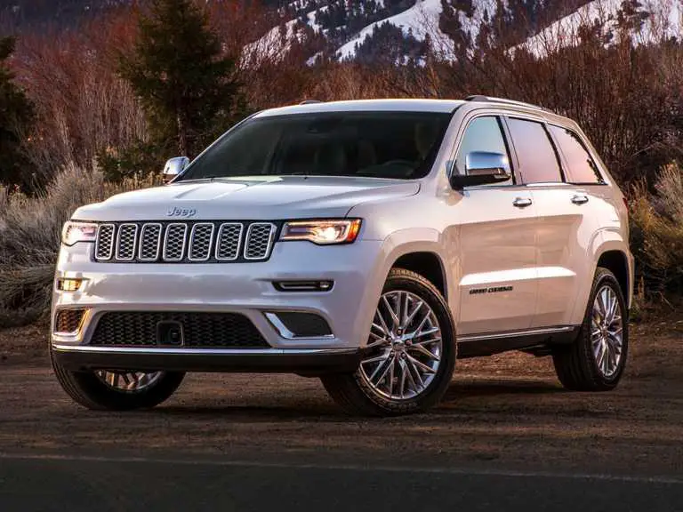 Jeep Grand Cherokee 2021 blanco desde el lado del conductor delantero