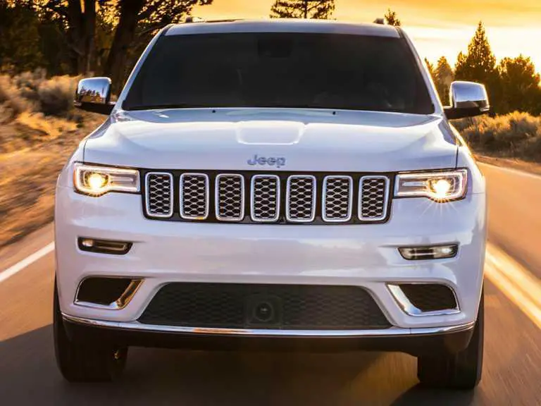 Jeep Grand Cherokee 2021 blanco desde la parte delantera