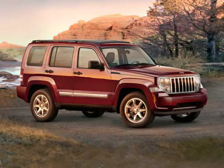 Jeep Liberty granate desde el lado del pasajero delantero - Historia del vehículo