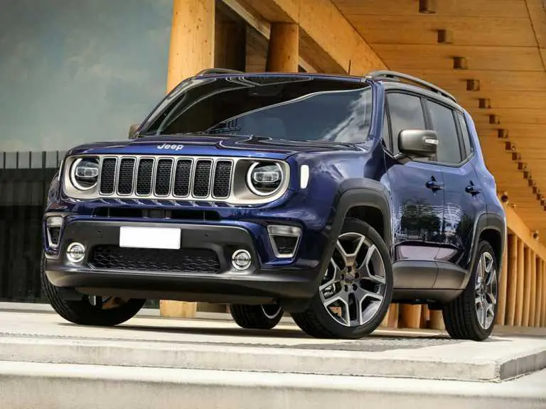 Jeep Renegade 2021 azul desde el lado del conductor delantero