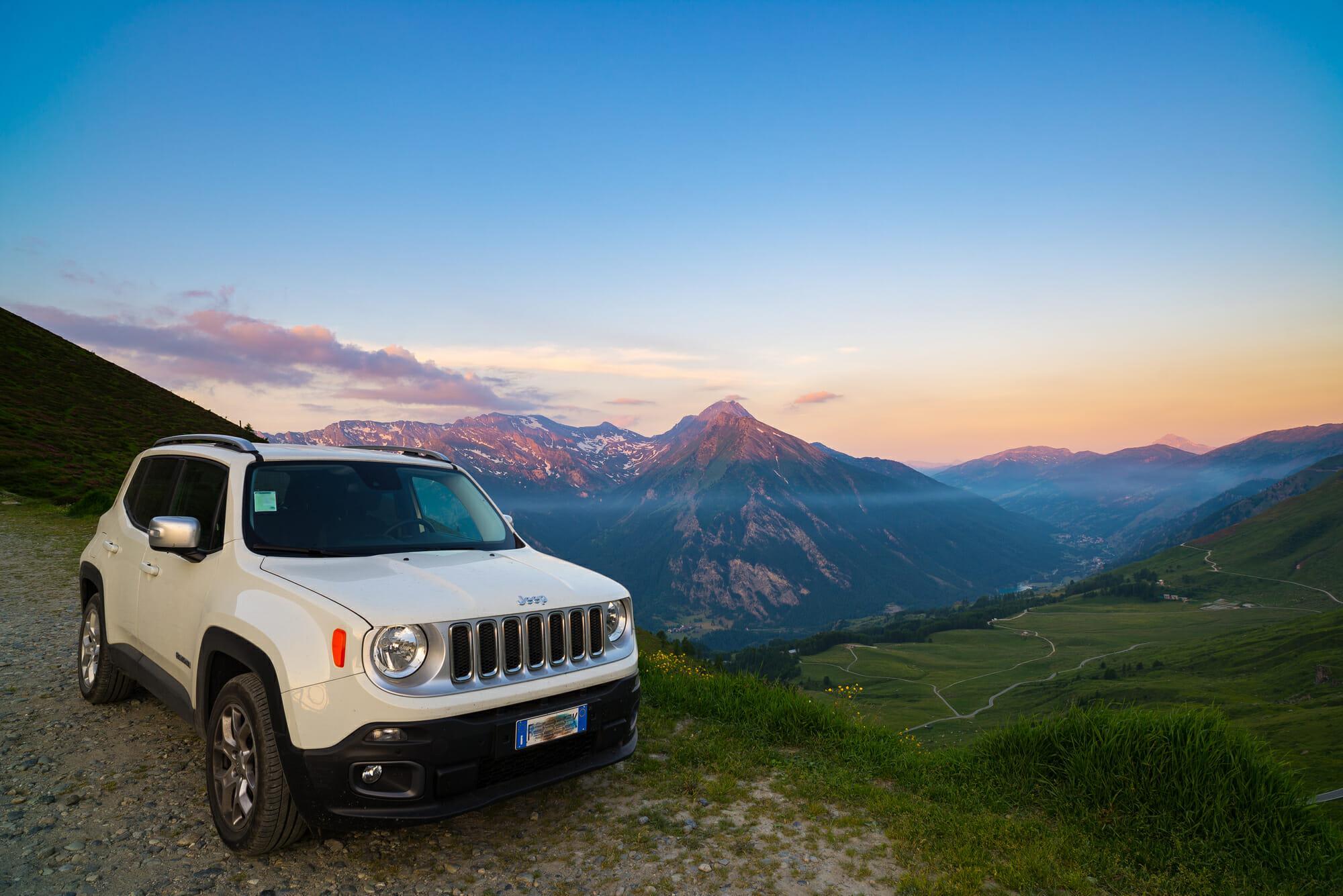 Jeep Renegade blanco con vistas a las montañas