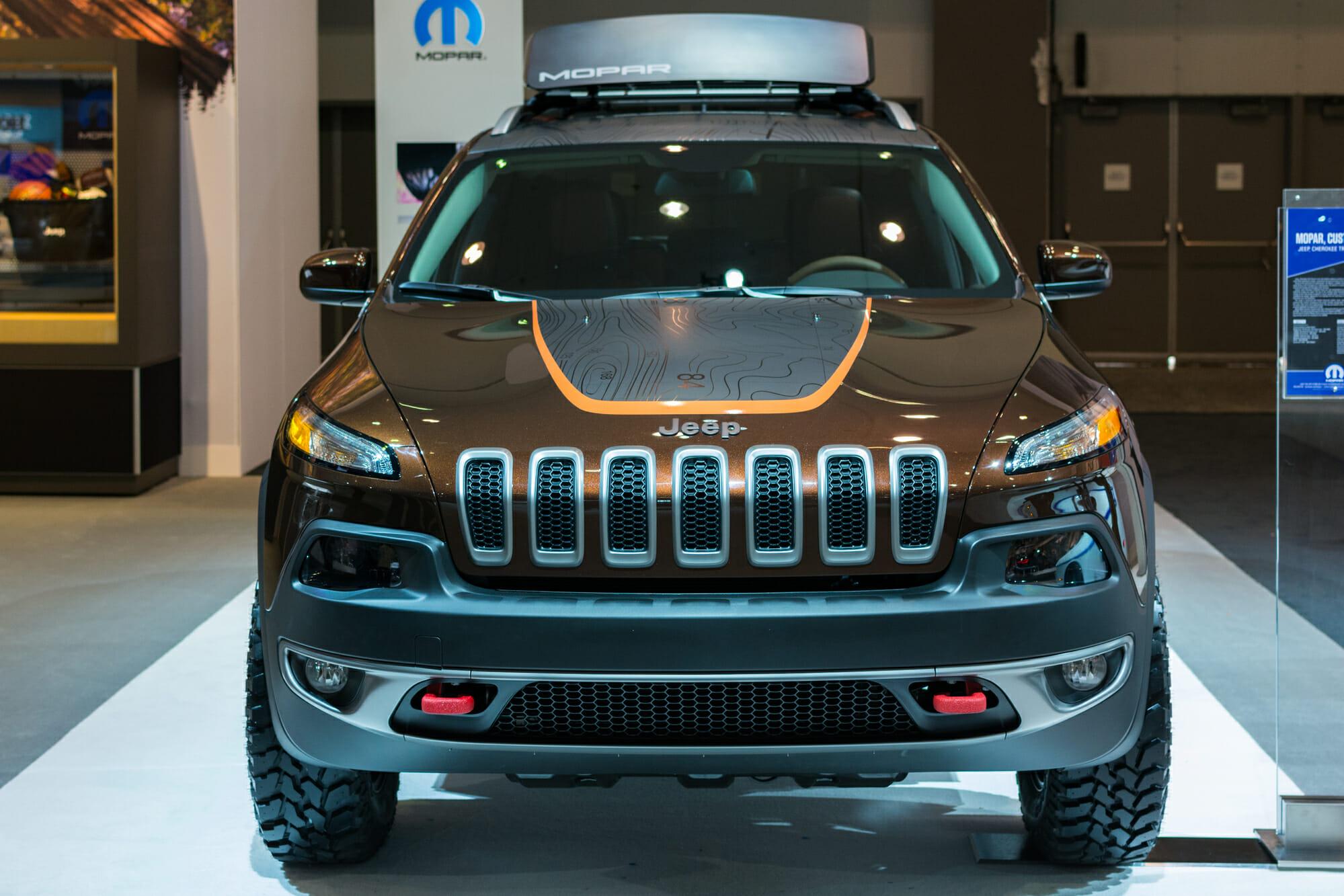 Jeep Trailhawk gris desde la parte delantera