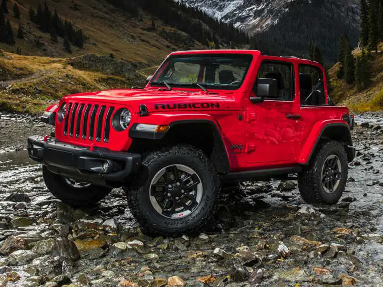 Jeep Wrangler 2019 rojo desde el lado del conductor delantero