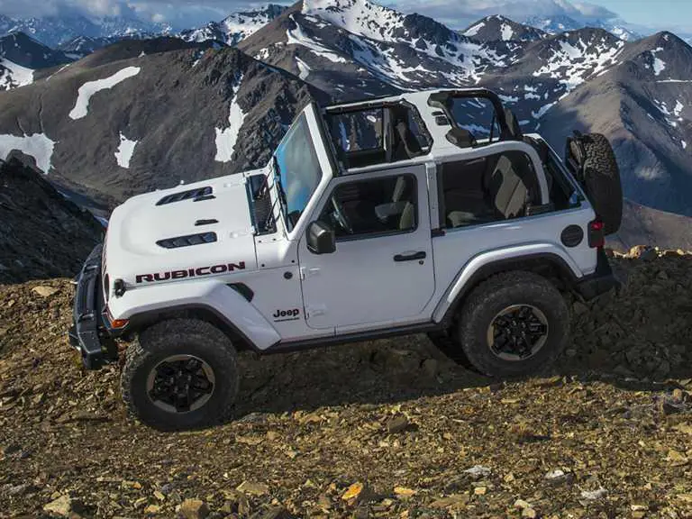 Jeep Wrangler 2021 blanco con vista a las montañas