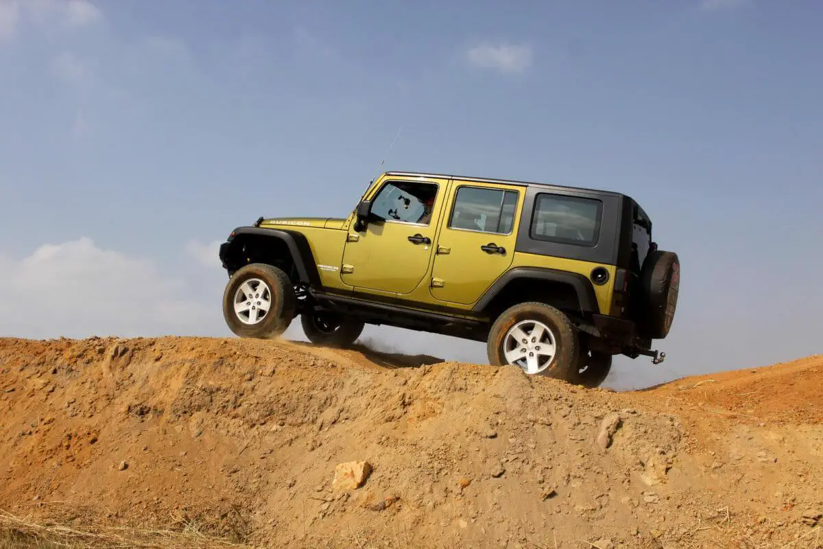 Jeep Wrangler en la colina