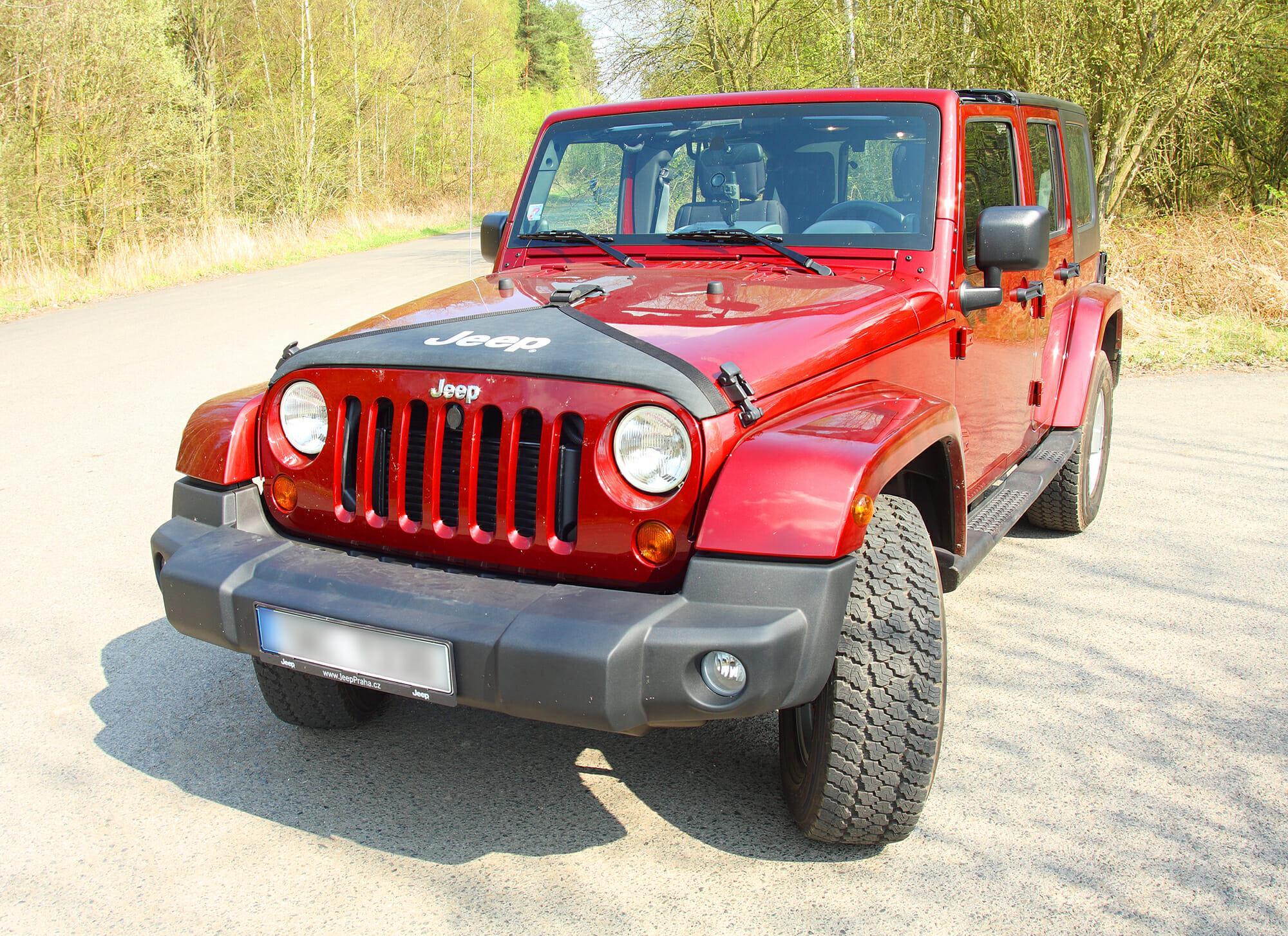 Jeep Wrangler rojo desde el lado del conductor delantero
