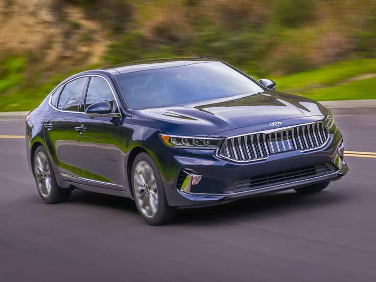 Kia Cadenza 2020 en movimiento negro