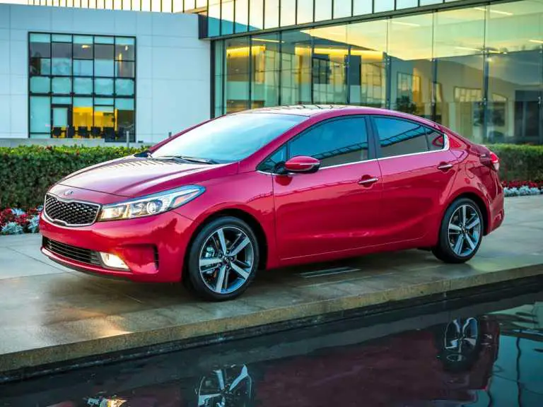 Kia Forte 2017 rojo desde el lado del conductor delantero