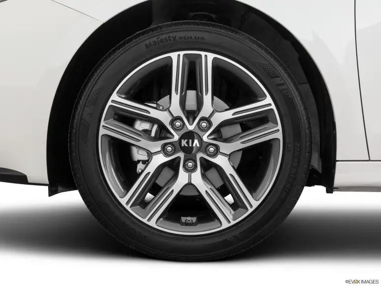 Primer plano del neumático Kia Forte 2020