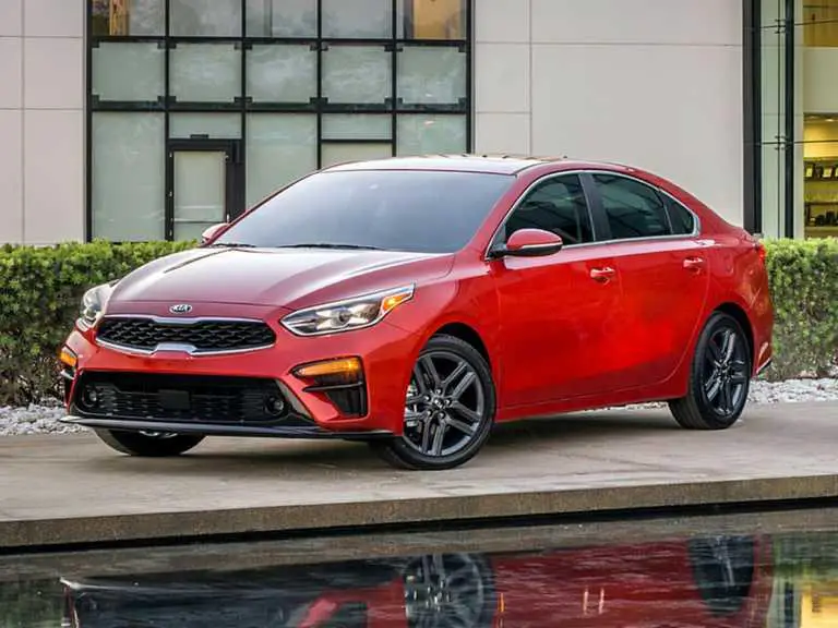 Kia Forte 2020 rojo desde el lado del conductor delantero