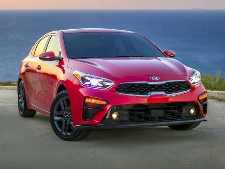 Kia Forte 2021 rojo desde el lado del pasajero delantero