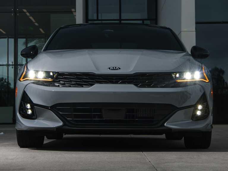 Kia K2021 5 gris desde la parte delantera