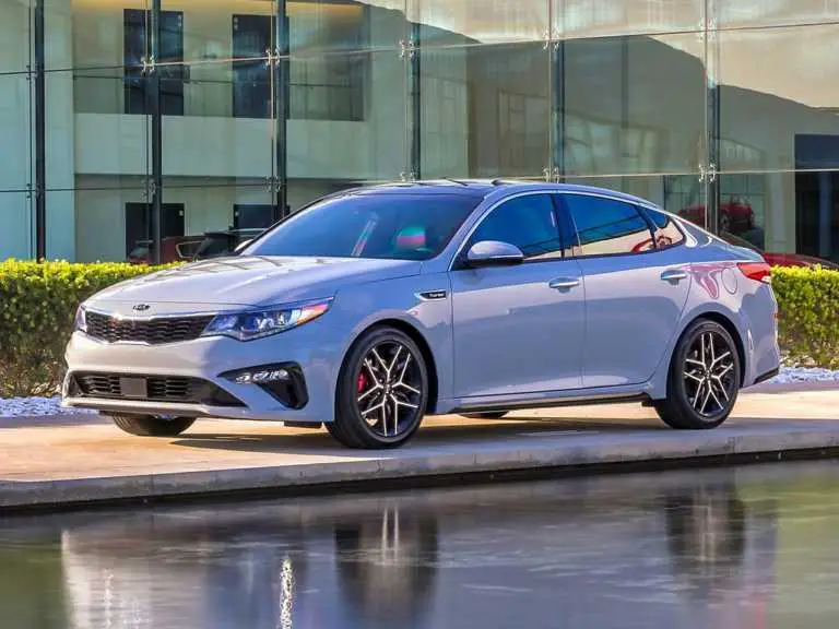 Kia Optima 2020 blanco desde el lado del conductor delantero
