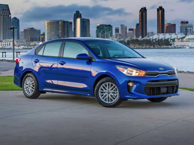 Kia Rio 2020 azul con vista a la ciudad