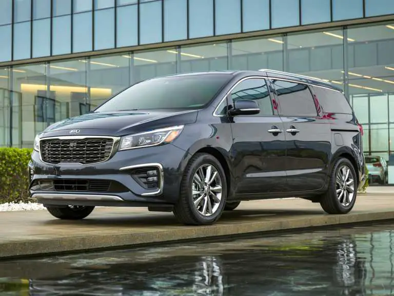 Kia Sedona 2020 azul por fuente de agua