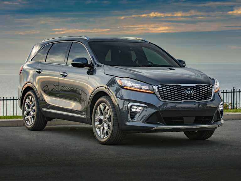 Kia Sorento 2020 gris desde el lado del pasajero delantero