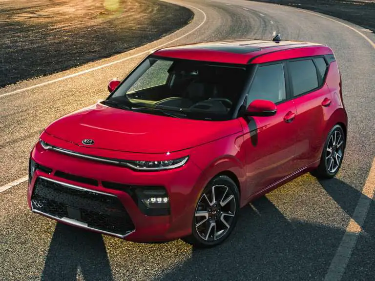 Kia Soul 2020 rojo desde el lado del conductor delantero