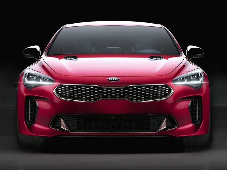Kia Stinger 2020 rojo desde la parte delantera