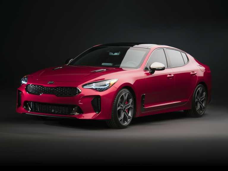 Kia Stinger 2020 rojo desde el lado del conductor delantero
