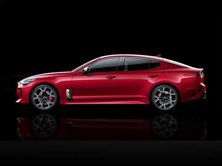 Kia Stinger 2021 rojo desde el lado del conductor