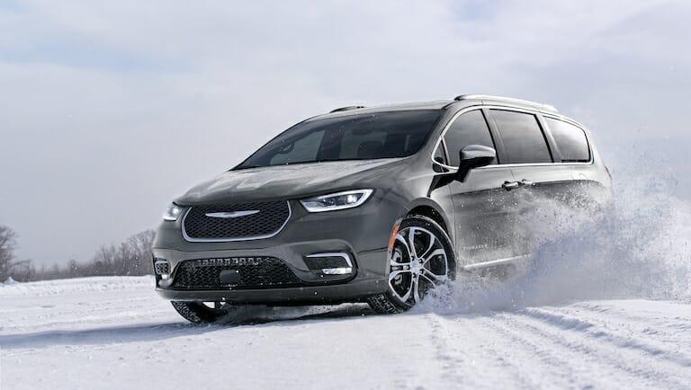 La Chrysler Pacifica 2022 ofrece tracción en las cuatro ruedas (AWD) disponible con el sistema AWD más avanzado de su clase, y la única que ofrece AWD junto con asientos Stow 'n Go.