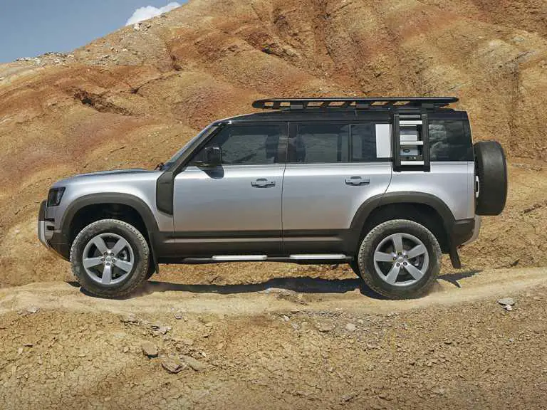 Land Rover Defender 2020 desde el lado del conductor