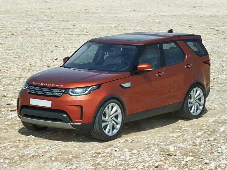 Land Rover Discovery 2020 naranja desde el lado del conductor delantero