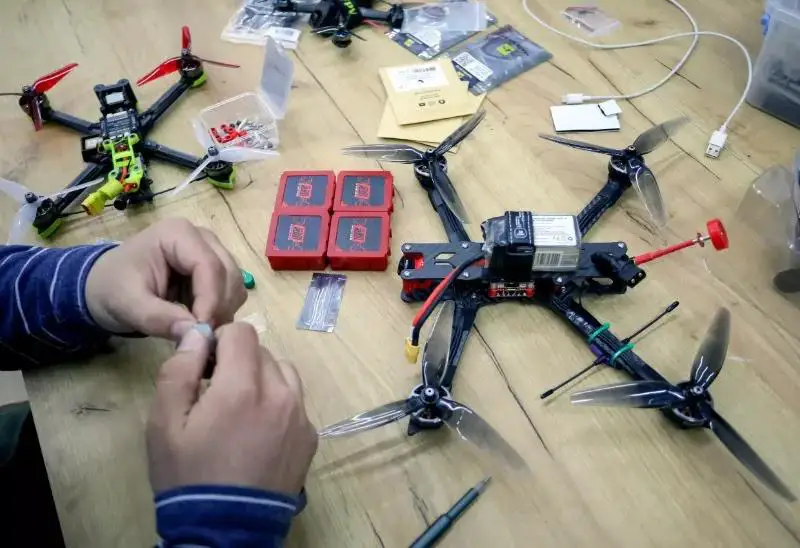 ¡Así es como Ucrania está construyendo drones de bricolaje para destruir vehículos rusos!