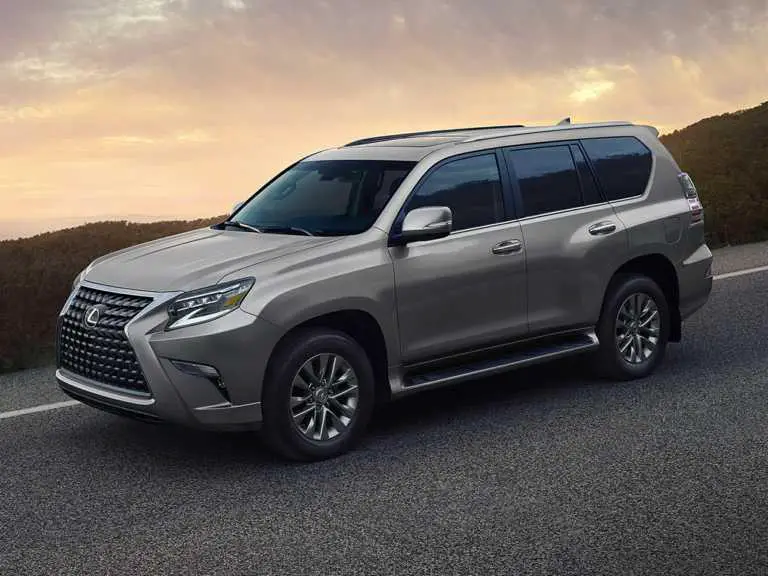 Lexus GX 2020 gris en la carretera