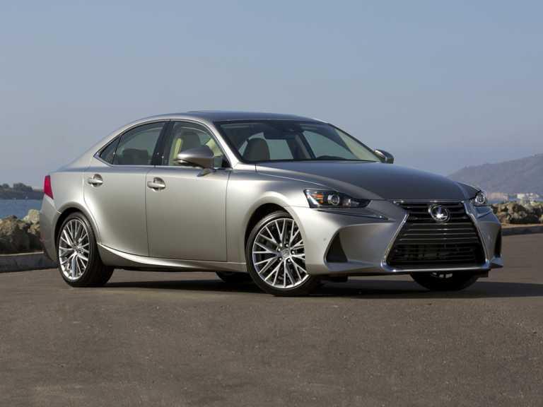 Lexus IS 2020 plateado desde el lado del pasajero delantero